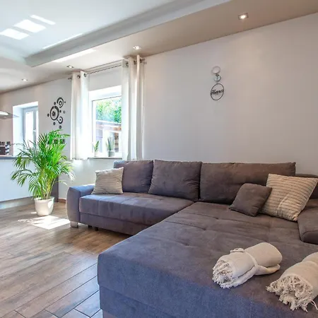 3 Bedroom Awesome In Šmarje