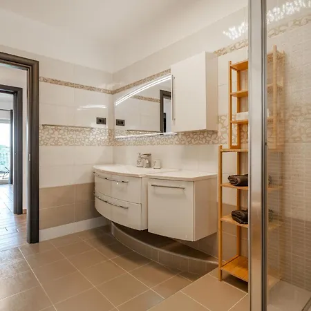 3 Bedroom Awesome In Šmarje